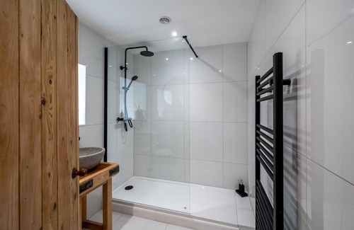Kirriemuir House | Eco-Friendly StoneHous Cottage with Hot Tub & Perfect Score