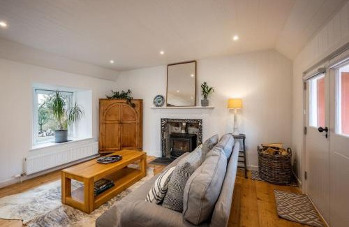 Kirriemuir House | Eco-Friendly StoneHous Cottage with Hot Tub & Perfect Score