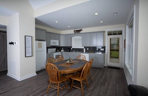 Draper Cabin | Elegant Waterfront Home on New River - Osprey's Landing