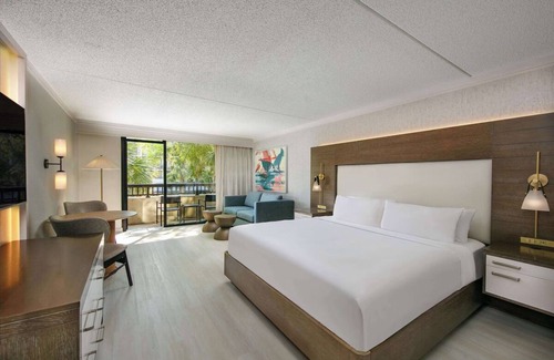 Shipyard Plantation Hotel | Oceanfront Suite with Balcony & Pet-Friendly Amenities