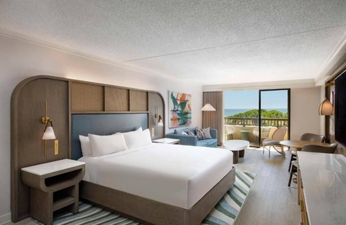 Shipyard Plantation Hotel | Oceanfront Suite with Balcony & Pet-Friendly Amenities