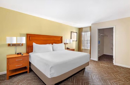 Las Vegas Hotel | Your Perfect Escape: Pool & Kitchen Near Charlie Frias Park