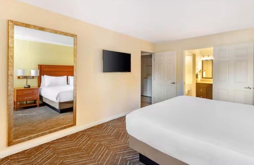 Las Vegas Hotel | Your Perfect Escape: Pool & Kitchen Near Charlie Frias Park