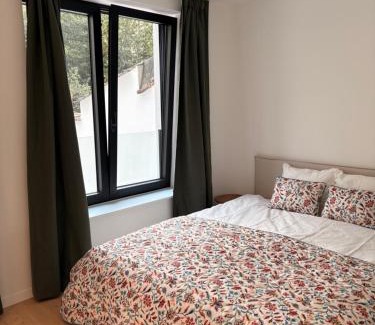 Sint-Lambrechts-Woluwe House | Spacious suite with private bathroom