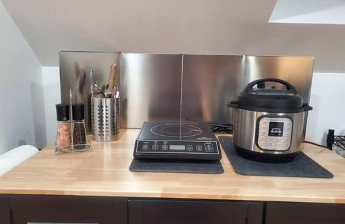 Providence Apartment | Cozy Suite with Kitchenette for Family-Friendly Stays