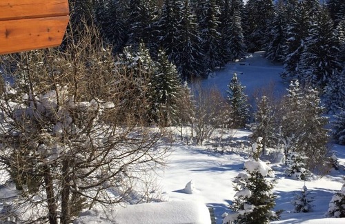 Vex Ski Chalet | Sunny Chalet Retreat with Kitchen & Breakfast Included