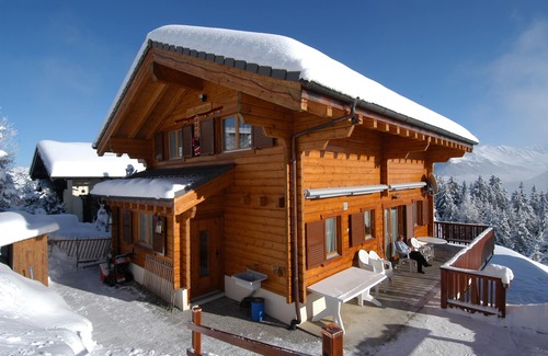 Vex Ski Chalet | Sunny Chalet Retreat with Kitchen & Breakfast Included