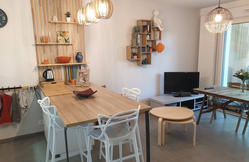Ondres Apartment | Serene Ondres Plage Retreat with Oceanfront Pool Access