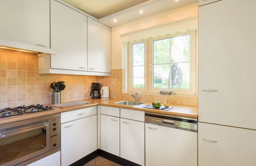 Paasloo House | Inviting Thatched Villa in a National Park, Pet Friendly
