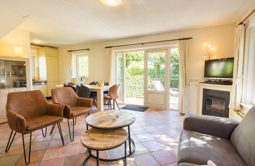 Paasloo House | Inviting Thatched Villa in a National Park, Pet Friendly