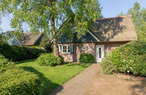 Paasloo House | Inviting Thatched Villa in a National Park, Pet Friendly