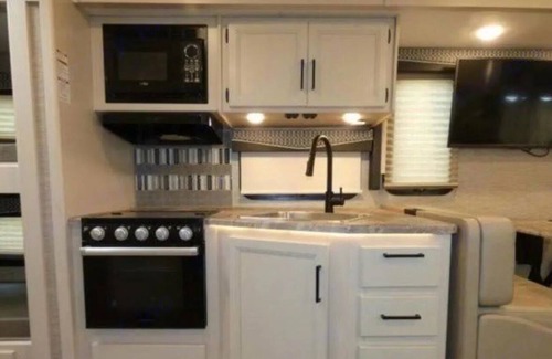Lexington House | Spacious Thor A.C.E RV Experience