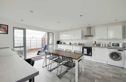 Portsmouth Apartment | Top Floor Flat with Breathtaking Views and Family-Friendly Amenities