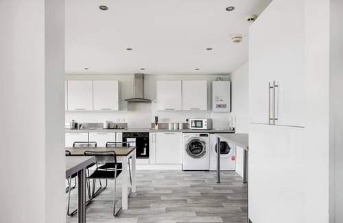 Portsmouth Apartment | Top Floor Flat with Breathtaking Views and Family-Friendly Amenities