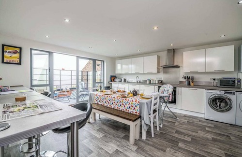 Portsmouth Apartment | Top Floor Flat with Breathtaking Views and Family-Friendly Amenities