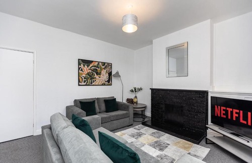 Hemsworth House | Family-Friendly Three Bedroom Retreat with Pet Perks