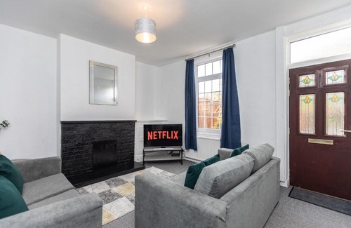 Hemsworth House | Family-Friendly Three Bedroom Retreat with Pet Perks