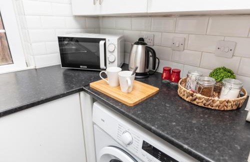 Hemsworth House | Family-Friendly Three Bedroom Retreat with Pet Perks