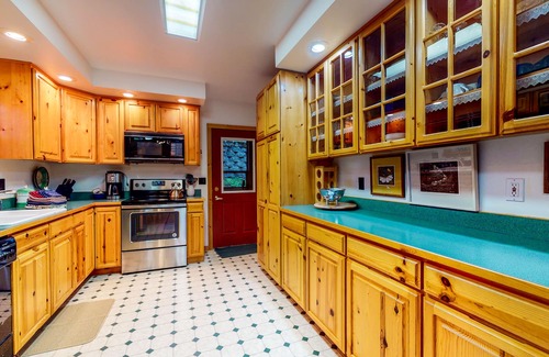 Joseph House | Beautiful Three-Level House Near Lake with Free WiFi