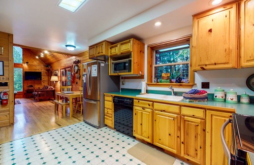 Joseph House | Beautiful Three-Level House Near Lake with Free WiFi