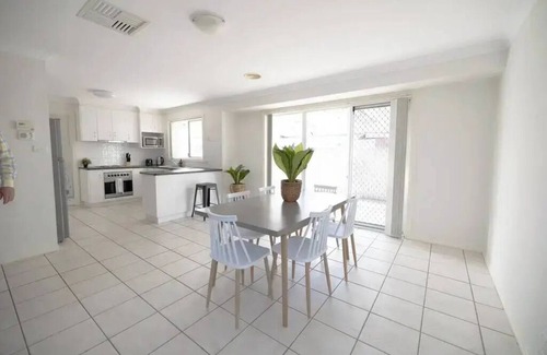 Wagga Wagga Apartment | Welcoming Wagga Wagga Apartments #8 with Breakfast & Kitchen