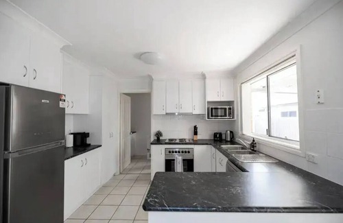 Wagga Wagga Apartment | Welcoming Wagga Wagga Apartments #8 with Breakfast & Kitchen