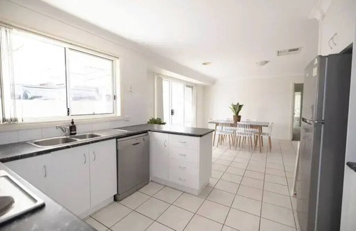 Wagga Wagga Apartment | Welcoming Wagga Wagga Apartments #8 with Breakfast & Kitchen