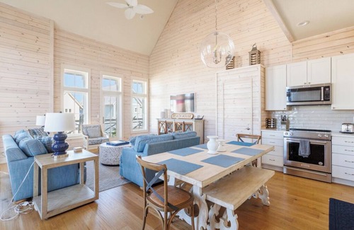 Cinnamon Shore House | Inviting Townhome with Pool & Family Amenities at Cinnamon Shore