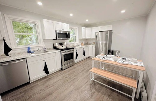 Albany House | Spacious Townhouse in 809 Park