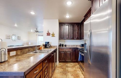 Moab South Valley House | Spacious townhouse with shared heated pool, tennis courts, & balcony views