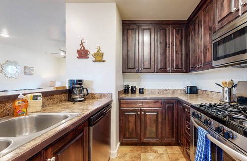 Moab South Valley House | Spacious townhouse with shared heated pool, tennis courts, & balcony views