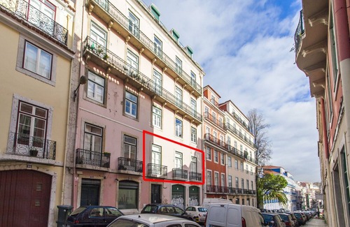 Santos Apartment | Historic Lisbon Retreat: Steps from TimeOut Market & Spa