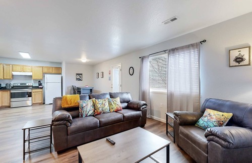 Brighton Apartment | Modern 2 King Beds Near DIA with Kitchen & Breakfast