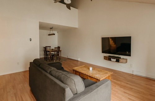 Dartmouth Condo | Guest Rated 10/10: Ideal Two-Bedroom Condo Near Beaches