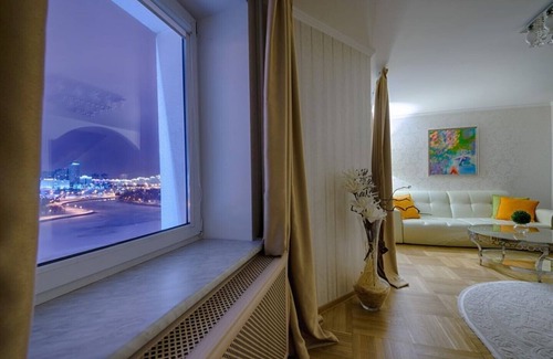 Veragi House | Riverfront Two-Level Four Bedroom Apartment Retreat