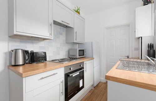 Grantham Apartment | Unique Family and Contractor House with Parking & A1 Access