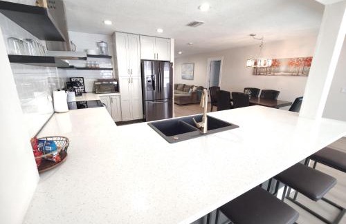 South Venice House | Flamingo by the Sea: Modern Stay, Pet-Friendly & Near Beach