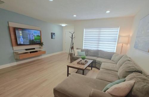 South Venice House | Flamingo by the Sea: Modern Stay, Pet-Friendly & Near Beach