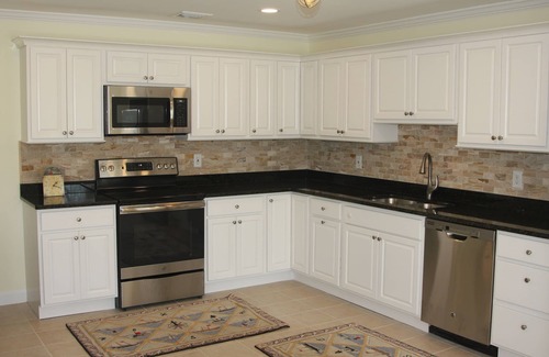 Newport House | Exceptional 2 Bedroom Home with Ocean View Near Yacht Club