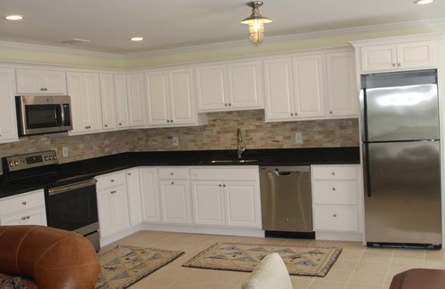Newport House | Exceptional 2 Bedroom Home with Ocean View Near Yacht Club