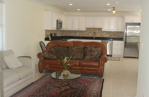 Newport House | Exceptional 2 Bedroom Home with Ocean View Near Yacht Club