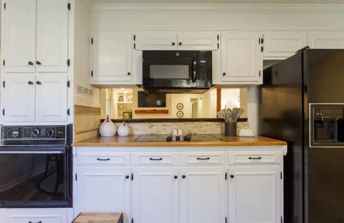 Valdosta House | Modern Home with Outdoor Space & 10/10 Guest Rating
