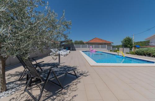 Trilj Villa | Family-Friendly Villa for 10 with Private Pool & Ocean Views