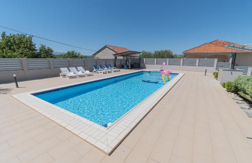 Trilj Villa | Family-Friendly Villa for 10 with Private Pool & Ocean Views
