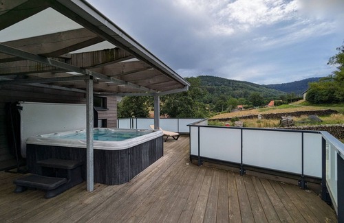 Ban-de-Laveline Cottage | Spacious villa with spa and pool table, WiFi, private parking