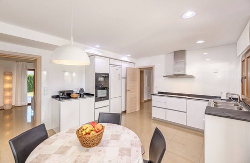 Puerto de Pollensa Villa | Last Minute Oceanfront Getaway: Enjoy a 10/10 Guest Experience!