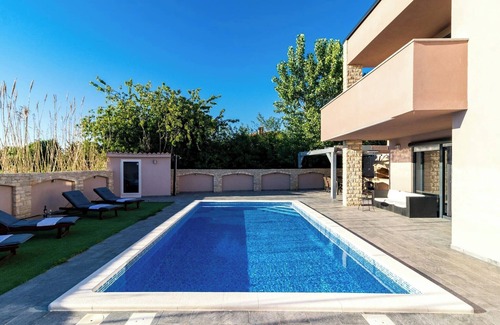 Fazana Villa | Spacious villa in Pula with heated pool