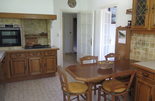 Sanary-sur-Mer House | Idyllic Villa Retreat Near the Beach with Ocean Views