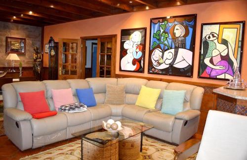 Oliveira De Azemeis Villa | Elegant 3-Bedroom Villa with Private Pool in Oliveira de Azemeis