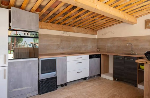 Sollies Pont Villa | Spacious villa, sleeps 12, 200m2, with pool.